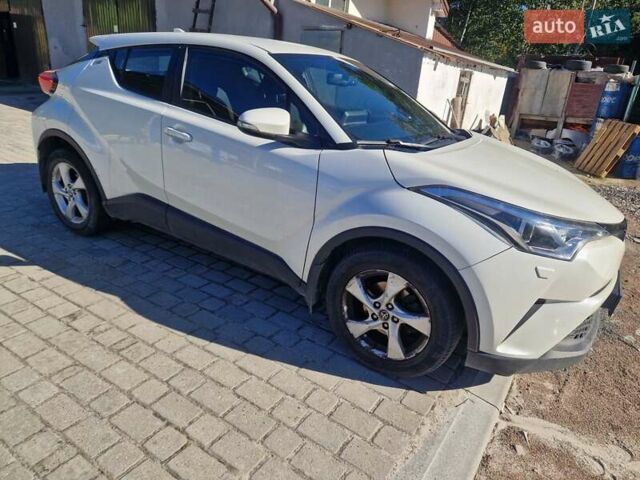 Белый Тойота C-HR, объемом двигателя 1.2 л и пробегом 77 тыс. км за 15500 $, фото 2 на Automoto.ua