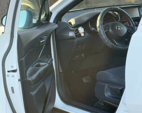 Белый Тойота C-HR, объемом двигателя 1.99 л и пробегом 49 тыс. км за 22000 $, фото 8 на Automoto.ua