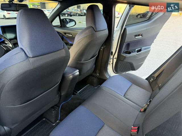 Белый Тойота C-HR, объемом двигателя 1.2 л и пробегом 116 тыс. км за 20000 $, фото 9 на Automoto.ua