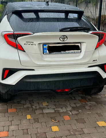 Белый Тойота C-HR, объемом двигателя 1.2 л и пробегом 110 тыс. км за 19500 $, фото 1 на Automoto.ua
