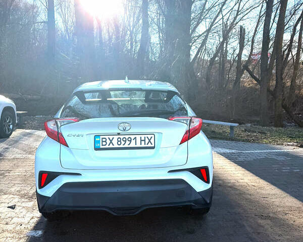 Белый Тойота C-HR, объемом двигателя 1.99 л и пробегом 49 тыс. км за 22000 $, фото 1 на Automoto.ua