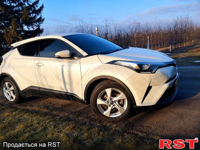 Белый Тойота C-HR, объемом двигателя 1.2 л и пробегом 40 тыс. км за 25000 $, фото 4 на Automoto.ua