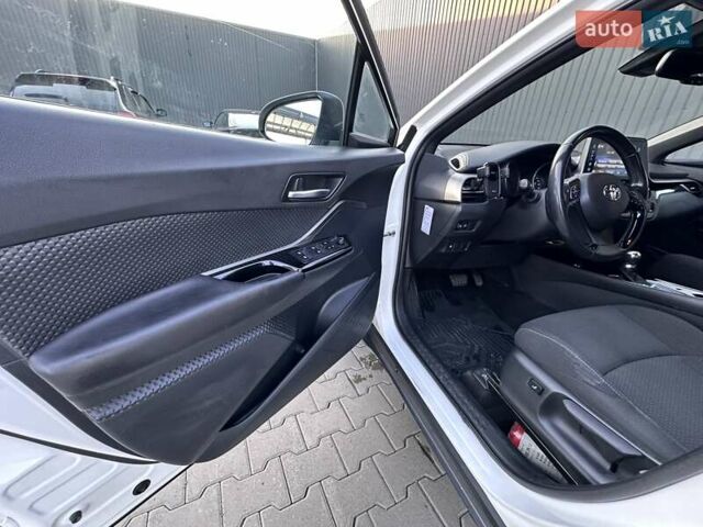 Белый Тойота C-HR, объемом двигателя 1.8 л и пробегом 161 тыс. км за 20500 $, фото 29 на Automoto.ua