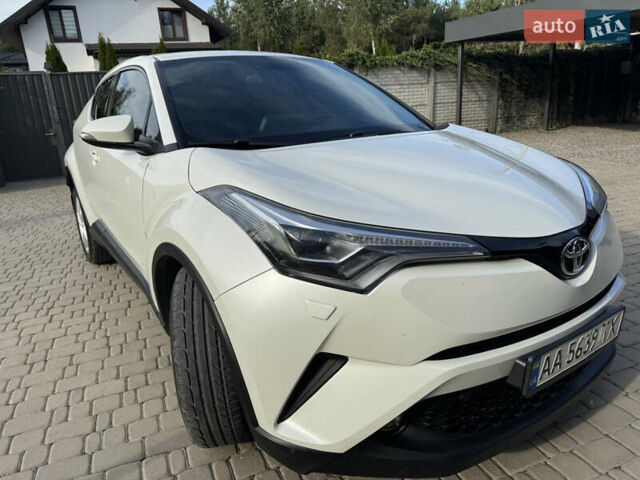 Белый Тойота C-HR, объемом двигателя 1.2 л и пробегом 140 тыс. км за 20000 $, фото 1 на Automoto.ua