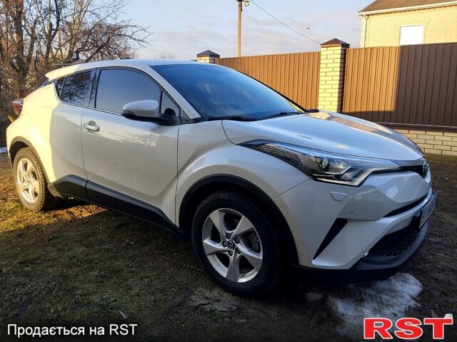 Белый Тойота C-HR, объемом двигателя 1.2 л и пробегом 40 тыс. км за 25000 $, фото 2 на Automoto.ua