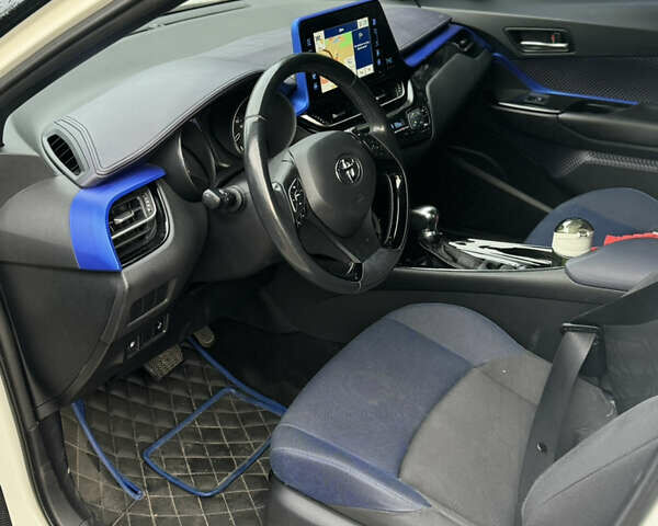 Белый Тойота C-HR, объемом двигателя 1.2 л и пробегом 110 тыс. км за 19500 $, фото 3 на Automoto.ua