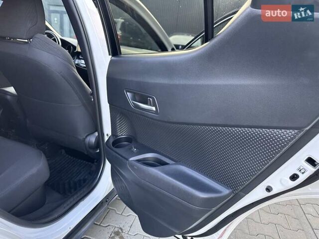 Белый Тойота C-HR, объемом двигателя 1.8 л и пробегом 161 тыс. км за 20500 $, фото 22 на Automoto.ua