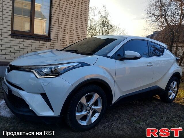 Белый Тойота C-HR, объемом двигателя 1.2 л и пробегом 40 тыс. км за 25000 $, фото 3 на Automoto.ua