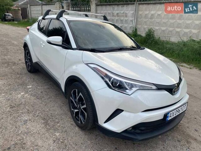 Белый Тойота C-HR, объемом двигателя 1.2 л и пробегом 105 тыс. км за 18600 $, фото 8 на Automoto.ua
