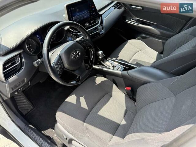 Белый Тойота C-HR, объемом двигателя 1.8 л и пробегом 97 тыс. км за 23300 $, фото 19 на Automoto.ua