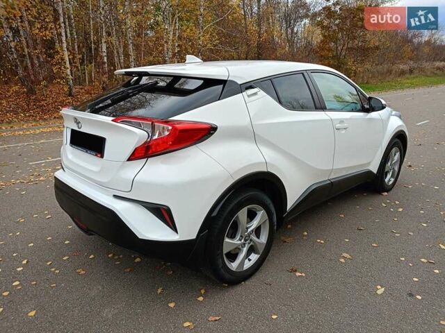 Белый Тойота C-HR, объемом двигателя 1.2 л и пробегом 93 тыс. км за 18698 $, фото 7 на Automoto.ua