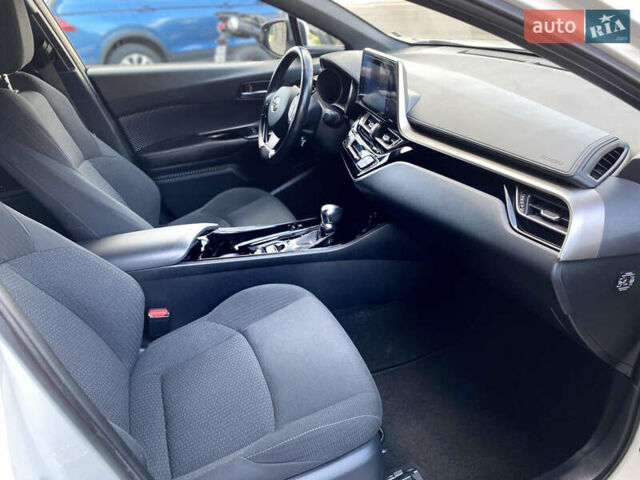 Белый Тойота C-HR, объемом двигателя 1.8 л и пробегом 130 тыс. км за 22300 $, фото 24 на Automoto.ua