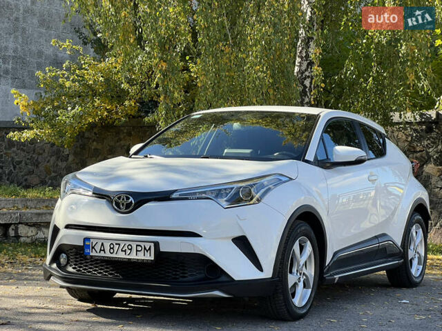 Белый Тойота C-HR, объемом двигателя 1.2 л и пробегом 57 тыс. км за 18750 $, фото 1 на Automoto.ua