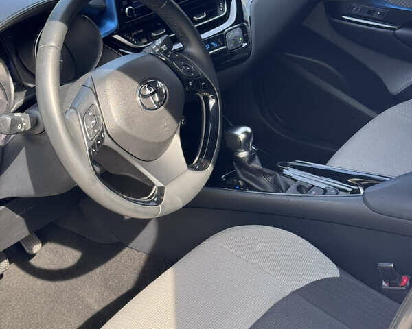 Белый Тойота C-HR, объемом двигателя 1.99 л и пробегом 54 тыс. км за 19999 $, фото 14 на Automoto.ua