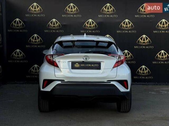 Білий Тойота C-HR, об'ємом двигуна 1.99 л та пробігом 100 тис. км за 16800 $, фото 4 на Automoto.ua
