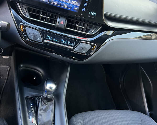 Белый Тойота C-HR, объемом двигателя 1.2 л и пробегом 57 тыс. км за 18750 $, фото 36 на Automoto.ua