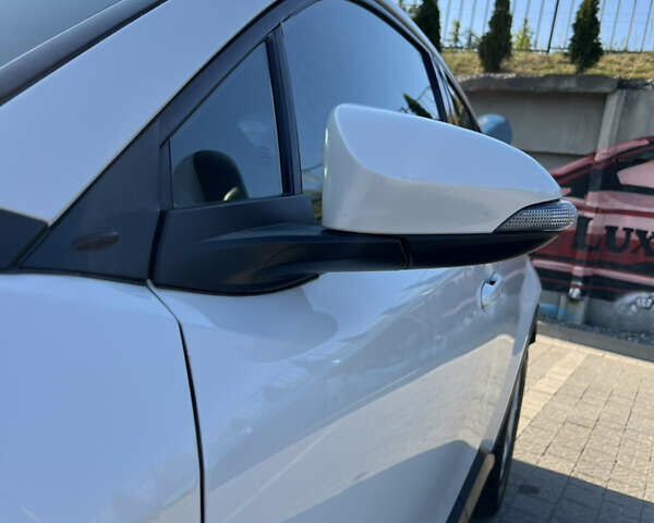 Білий Тойота C-HR, об'ємом двигуна 1.8 л та пробігом 144 тис. км за 21900 $, фото 27 на Automoto.ua
