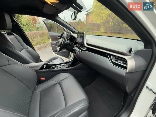 Белый Тойота C-HR, объемом двигателя 1.2 л и пробегом 88 тыс. км за 21500 $, фото 37 на Automoto.ua