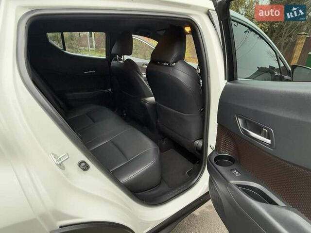 Белый Тойота C-HR, объемом двигателя 1.2 л и пробегом 88 тыс. км за 21500 $, фото 28 на Automoto.ua