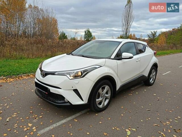 Белый Тойота C-HR, объемом двигателя 1.2 л и пробегом 93 тыс. км за 18698 $, фото 2 на Automoto.ua