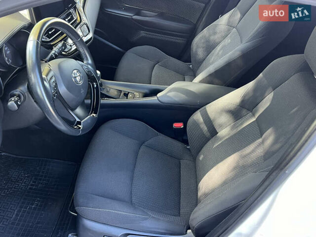 Белый Тойота C-HR, объемом двигателя 1.2 л и пробегом 57 тыс. км за 18750 $, фото 30 на Automoto.ua
