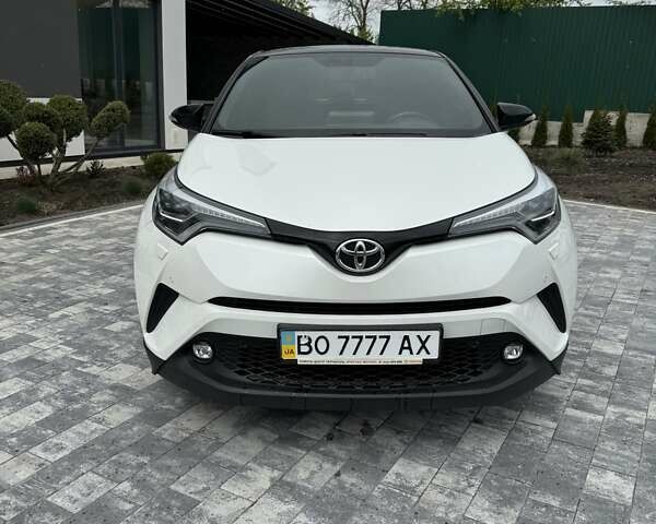 Белый Тойота C-HR, объемом двигателя 1.99 л и пробегом 64 тыс. км за 24500 $, фото 2 на Automoto.ua