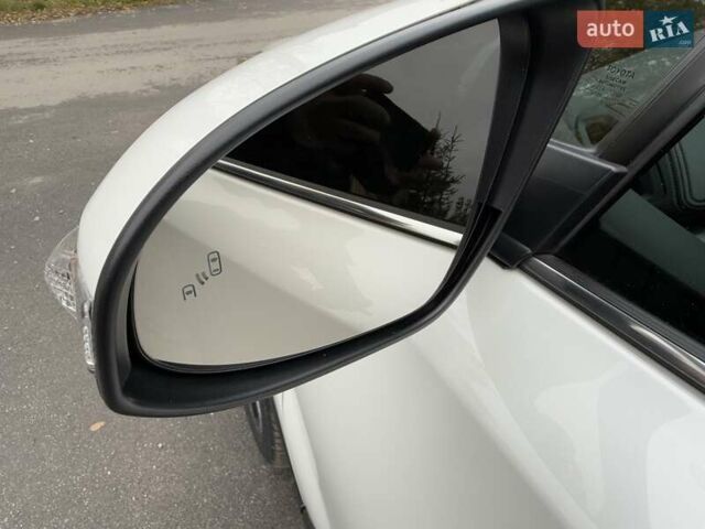 Белый Тойота C-HR, объемом двигателя 1.2 л и пробегом 88 тыс. км за 21500 $, фото 44 на Automoto.ua