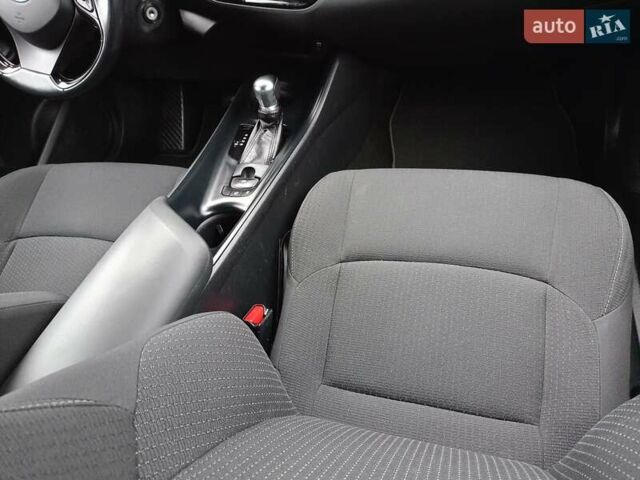 Белый Тойота C-HR, объемом двигателя 1.2 л и пробегом 93 тыс. км за 18698 $, фото 20 на Automoto.ua