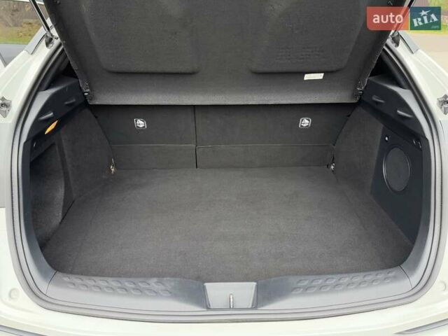 Белый Тойота C-HR, объемом двигателя 1.2 л и пробегом 88 тыс. км за 21500 $, фото 39 на Automoto.ua