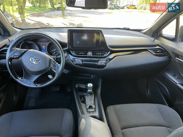 Белый Тойота C-HR, объемом двигателя 1.2 л и пробегом 57 тыс. км за 18750 $, фото 26 на Automoto.ua