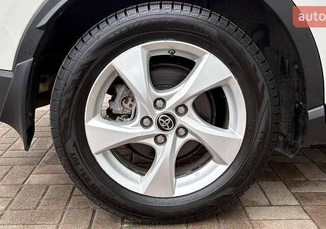 Білий Тойота C-HR, об'ємом двигуна 1.8 л та пробігом 49 тис. км за 25477 $, фото 14 на Automoto.ua