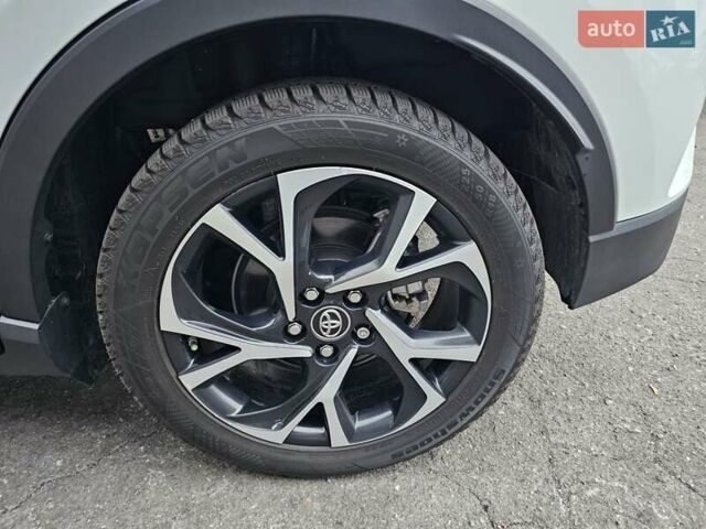 Білий Тойота C-HR, об'ємом двигуна 1.99 л та пробігом 59 тис. км за 19500 $, фото 8 на Automoto.ua