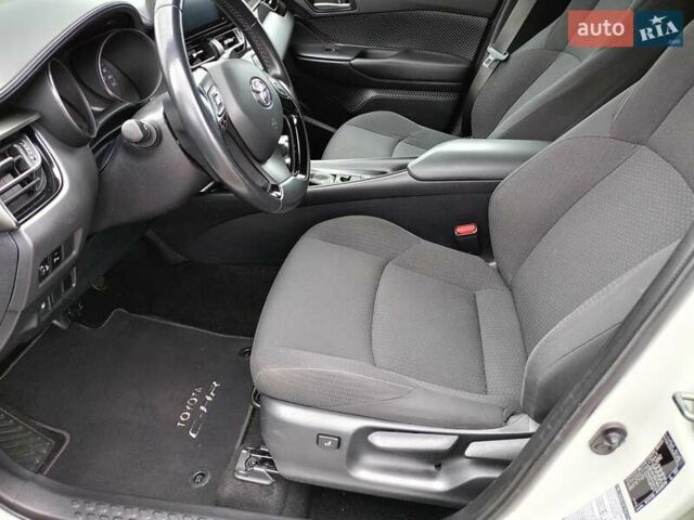 Белый Тойота C-HR, объемом двигателя 1.2 л и пробегом 93 тыс. км за 18698 $, фото 15 на Automoto.ua