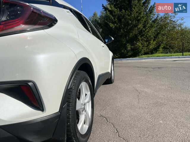 Белый Тойота C-HR, объемом двигателя 1.8 л и пробегом 139 тыс. км за 20900 $, фото 16 на Automoto.ua