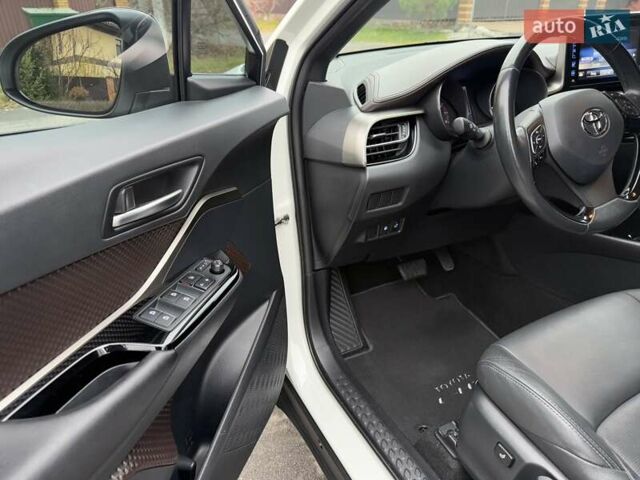 Белый Тойота C-HR, объемом двигателя 1.2 л и пробегом 88 тыс. км за 21500 $, фото 20 на Automoto.ua