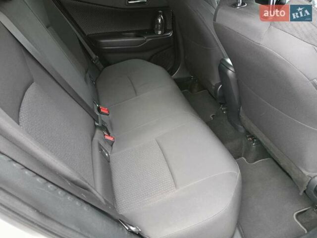 Белый Тойота C-HR, объемом двигателя 1.2 л и пробегом 93 тыс. км за 18698 $, фото 18 на Automoto.ua