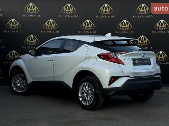 Білий Тойота C-HR, об'ємом двигуна 1.99 л та пробігом 100 тис. км за 16800 $, фото 3 на Automoto.ua