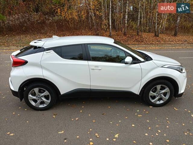 Белый Тойота C-HR, объемом двигателя 1.2 л и пробегом 93 тыс. км за 18698 $, фото 6 на Automoto.ua
