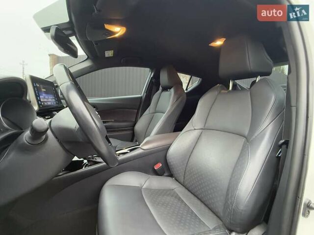 Белый Тойота C-HR, объемом двигателя 1.2 л и пробегом 88 тыс. км за 21500 $, фото 24 на Automoto.ua