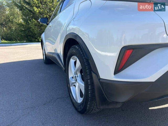 Белый Тойота C-HR, объемом двигателя 1.8 л и пробегом 139 тыс. км за 20900 $, фото 15 на Automoto.ua