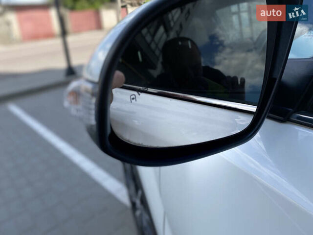 Белый Тойота C-HR, объемом двигателя 1.8 л и пробегом 130 тыс. км за 22300 $, фото 19 на Automoto.ua