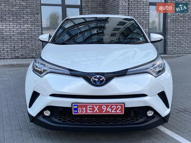 Белый Тойота C-HR, объемом двигателя 1.8 л и пробегом 130 тыс. км за 22300 $, фото 2 на Automoto.ua