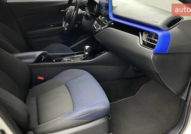 Белый Тойота C-HR, объемом двигателя 1.8 л и пробегом 108 тыс. км за 23164 $, фото 5 на Automoto.ua