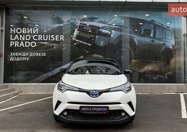 Белый Тойота C-HR, объемом двигателя 1.8 л и пробегом 108 тыс. км за 23164 $, фото 4 на Automoto.ua
