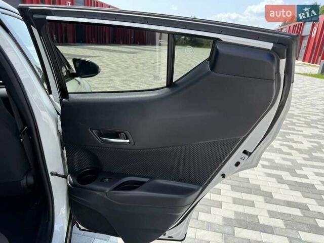 Белый Тойота C-HR, объемом двигателя 1.8 л и пробегом 97 тыс. км за 23300 $, фото 25 на Automoto.ua