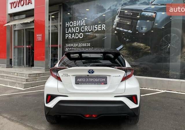 Белый Тойота C-HR, объемом двигателя 1.8 л и пробегом 108 тыс. км за 23164 $, фото 3 на Automoto.ua