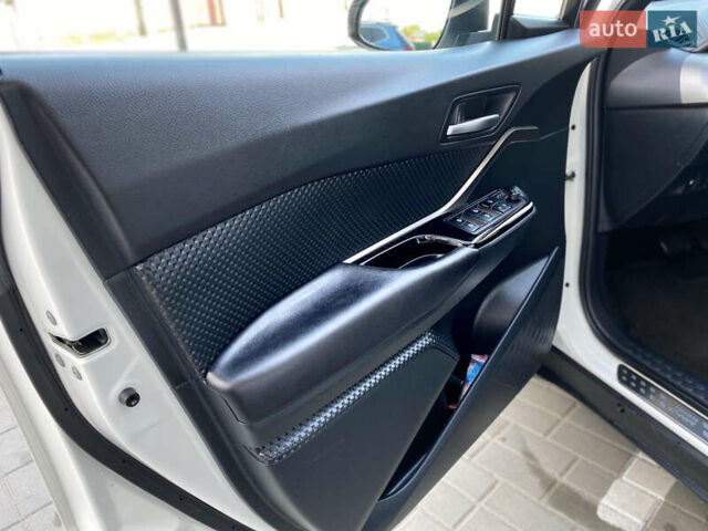 Белый Тойота C-HR, объемом двигателя 1.8 л и пробегом 130 тыс. км за 22300 $, фото 12 на Automoto.ua