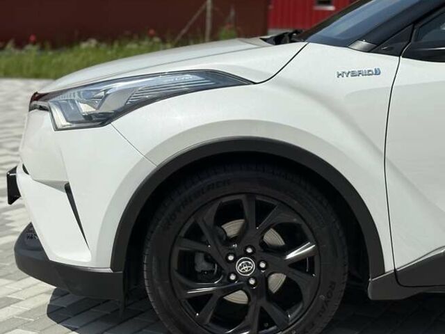 Белый Тойота C-HR, объемом двигателя 1.8 л и пробегом 97 тыс. км за 23300 $, фото 18 на Automoto.ua
