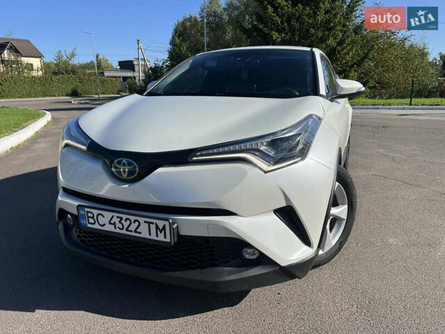 Белый Тойота C-HR, объемом двигателя 1.8 л и пробегом 139 тыс. км за 20900 $, фото 2 на Automoto.ua