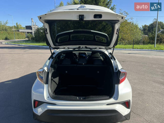 Белый Тойота C-HR, объемом двигателя 1.8 л и пробегом 139 тыс. км за 20900 $, фото 11 на Automoto.ua